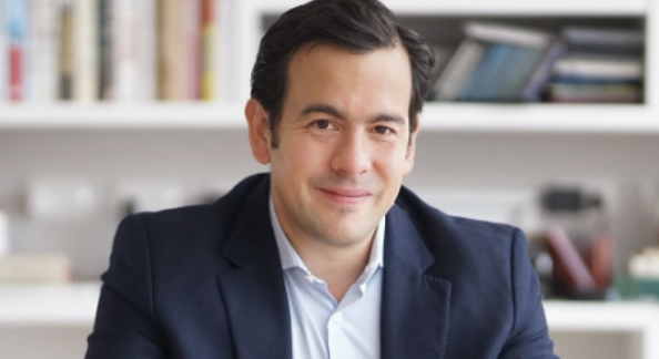 Ministro del Interior, Rodrigo Lara, ordena pausar contratación hasta revisar procesos y transparencia